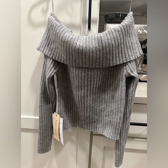 NWT | Gray Ribbed Sweater with Pearls - Size M - Picture 3 of 4